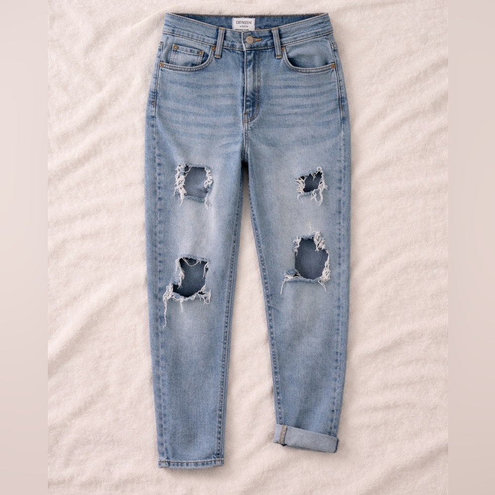 Levi’s Denizen Distressed Boyfriend Size 27 Light Wash High Rise Mom Jeans